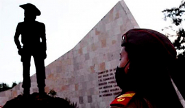 Celebran Día de la Rebeldía Nacional en Mausoleo en provincia de Cuba
