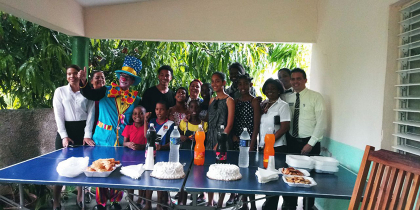 Entregan donativos a niños sin amparo filial en Santiago de Cuba