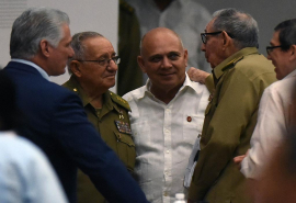 Parlamento cubano sigue debate, presentes Raúl Castro y Díaz-Canel