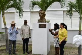Esculturas de Lescay engalan Universidad de Santiago de Cuba