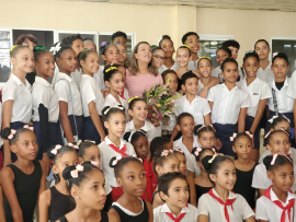 Intercambia Lizt Alfonso con estudiantes de la Escuela Vocacional de Arte