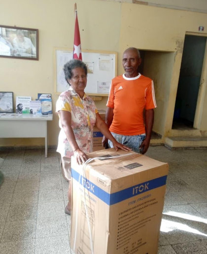 Entregan en Santiago de Cuba equipos electrodomésticos a damnificados del huracán Melissa