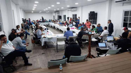 Gremios docentes de Panamá consultan con bases fin de huelga