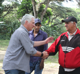 Díaz-Canel visitó finca cafetalera en Segundo Frente