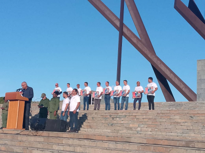 Despiden brigadas eléctricas en Santiago tras huracán Melissa