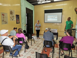 Visitan turistas norteamericanos centros culturales en Santiago de Cuba