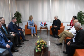 Recibe presidente cubano a su homóloga del Partido de Belarús Bélaya Rus