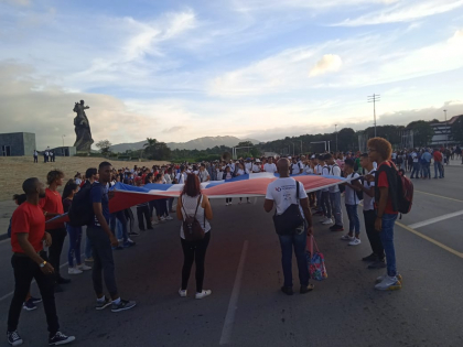 Miles de santiagueros peregrinan en homenaje a Fidel (+ Fotos)