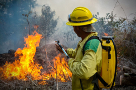 Denuncian impacto del bloqueo de EE.UU. en campaña contra incendios