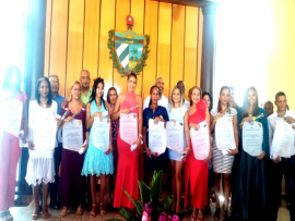 Nuevos egresados al desarrollo socioeconómico palmero entrega Centro Universitario Municipal