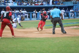 Avispas contra las cuerdas en semifinal con Industriales