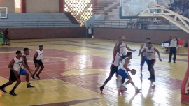 Capitalinos se adelanta en final de Baloncesto