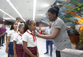 Reconocen en Santiago a jóvenes y pioneros destacados