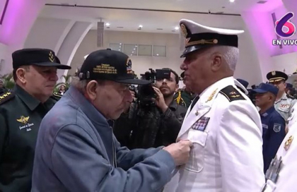 Condecoró Daniel Ortega al jefe de la Marina de Guerra de Cuba