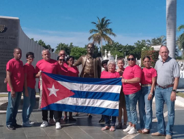 Abanderan delegaciones santiagueras a asamblea pioneril y congreso de economistas