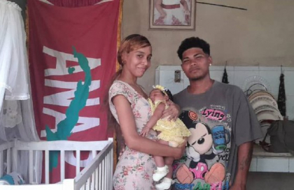Campesinos santiagueros agasajan a recién nacida con canastilla