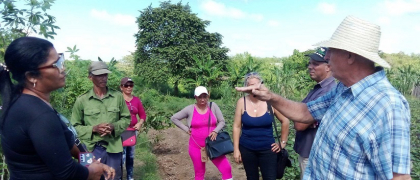 Intercambian campesinos sanluiseros con dirigente del sector