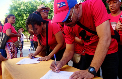 Sector educacional guantanamero firma en respaldo a la soberanía nacional