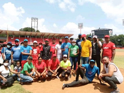 El Partido y la UJC en un partido de béisbol