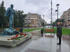 Héroe cubano visita monumento a Fidel Castro en Moscú