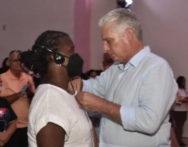 Presidente cubano entrega Orden de la Solidaridad a Pastores por la Paz y Medalla de la Amistad a Gail Walker