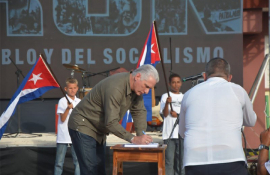 Comienza en Girón el pueblo a dar sus Firmas por la Patria