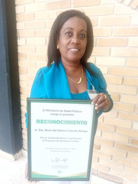 Reconoce Ministerio de Salud a especialista de Santiago de Cuba