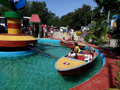 La familia de fiesta en el Parque de los Sueños santiaguero