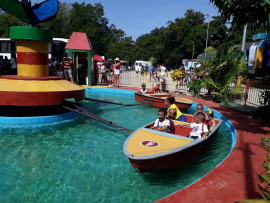 La familia de fiesta en el Parque de los Sueños santiaguero